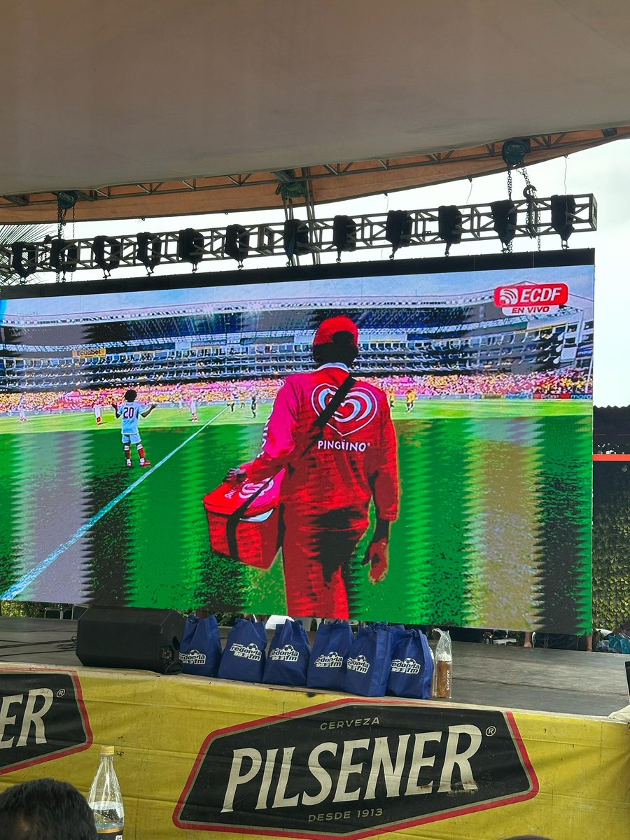 Domenikam_'s tweet image. OMG QUE CRACKS!!! acaba de entrar un carrito de pingüino a la canchaaa a entregar el balón jajaja ¡AMO! #pinguino