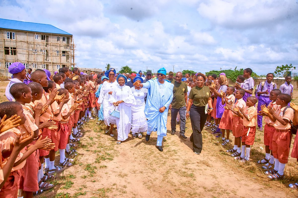 Mr_JAGs's tweet photo. BECAUSE SCHOOL PROJECTS TOO MUCH, GOVERNOR HAD TO DELEGATE 😁😁😁

Earlier today, The Special Adviser on Works, Dr Adekunle Olayinka @SAWorksLagos represented the Governor of Lagos State, Mr @jidesanwoolu at the official commissioning of the new block of classrooms at State Junior High School, Ibereko, Badagry.

This is in continuation of the commissioning of 16 new classroom blocks in some public schools across the six education districts in Lagos State.

#LagosSchoolProjects 
#GreaterLagosRising