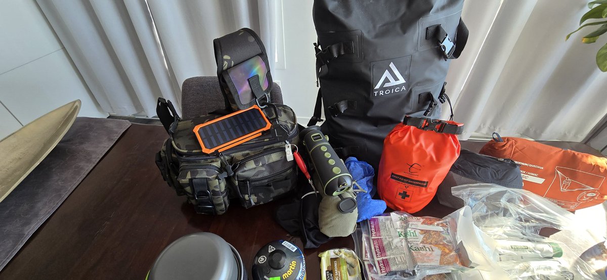 Limposteur007's tweet photo. 😂 reflex d'un ancien militaire
sac a dos prêt a l'emploi au cas Où les petits hommes verts débarquent MDRR
#KitDeSurvie
#GuideDeSurvie https://t.co/nmxxN970R7
