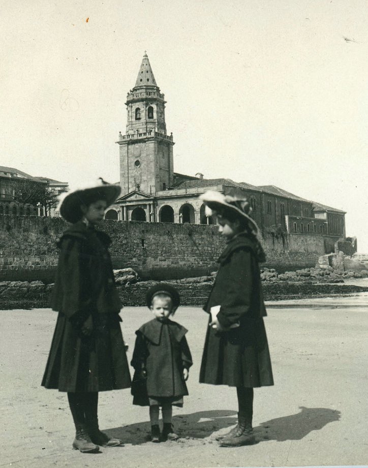 Tres hermanas en la Playa San Lorenzo de Gijón/Xixón, 1915.
Detrás la antigua iglesia De San Pedro destruida en la Guerra de España.
Fotografía de Pedro García Mercado.