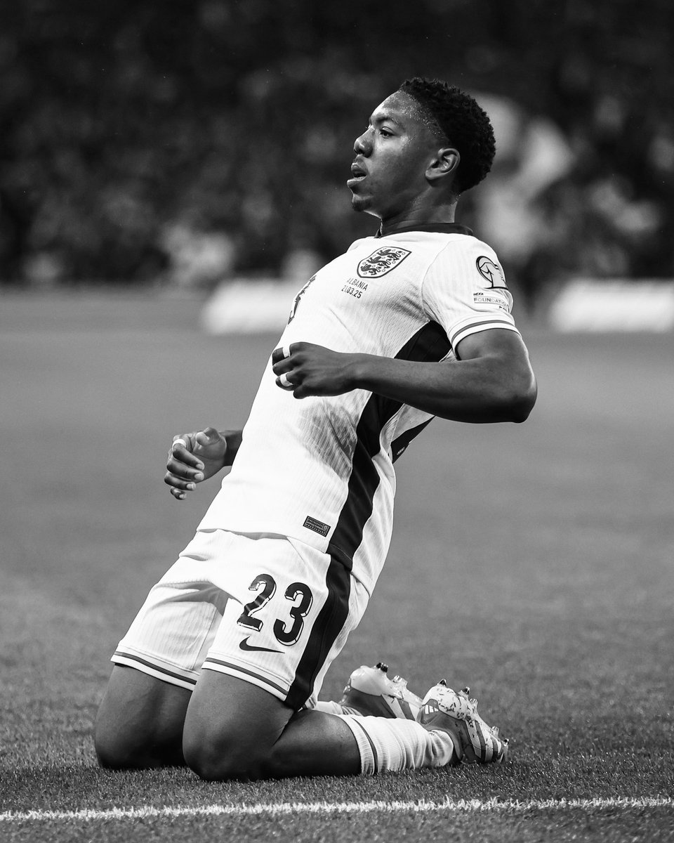 EBL2017's tweet image. First we saw inverted fullbacks who could dictate the tempo of games (Lahm/Cancelo).

Then we saw centre backs at fullback who offered a balance of technical quality &amp;amp; defensive solidity (Stones/Timber).

Then there was Lewis-Skelly. He dictates AND defend well.

At 18.. SPECIAL!