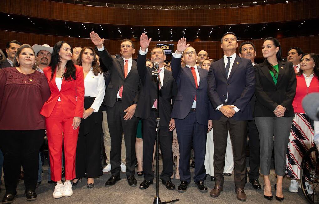 tesofe_mx's tweet photo. El 12 de marzo de 2025, el Lic. Roberto Carlos Fernández González fue ratificado por la Honorable Cámara de Diputados como Tesorero de la Federación.
¡Enhorabuena!
#TESOFE
#SHCP
@Hacienda_Mexico
@RC_FernandezG https://t.co/GMQsrVJyoS