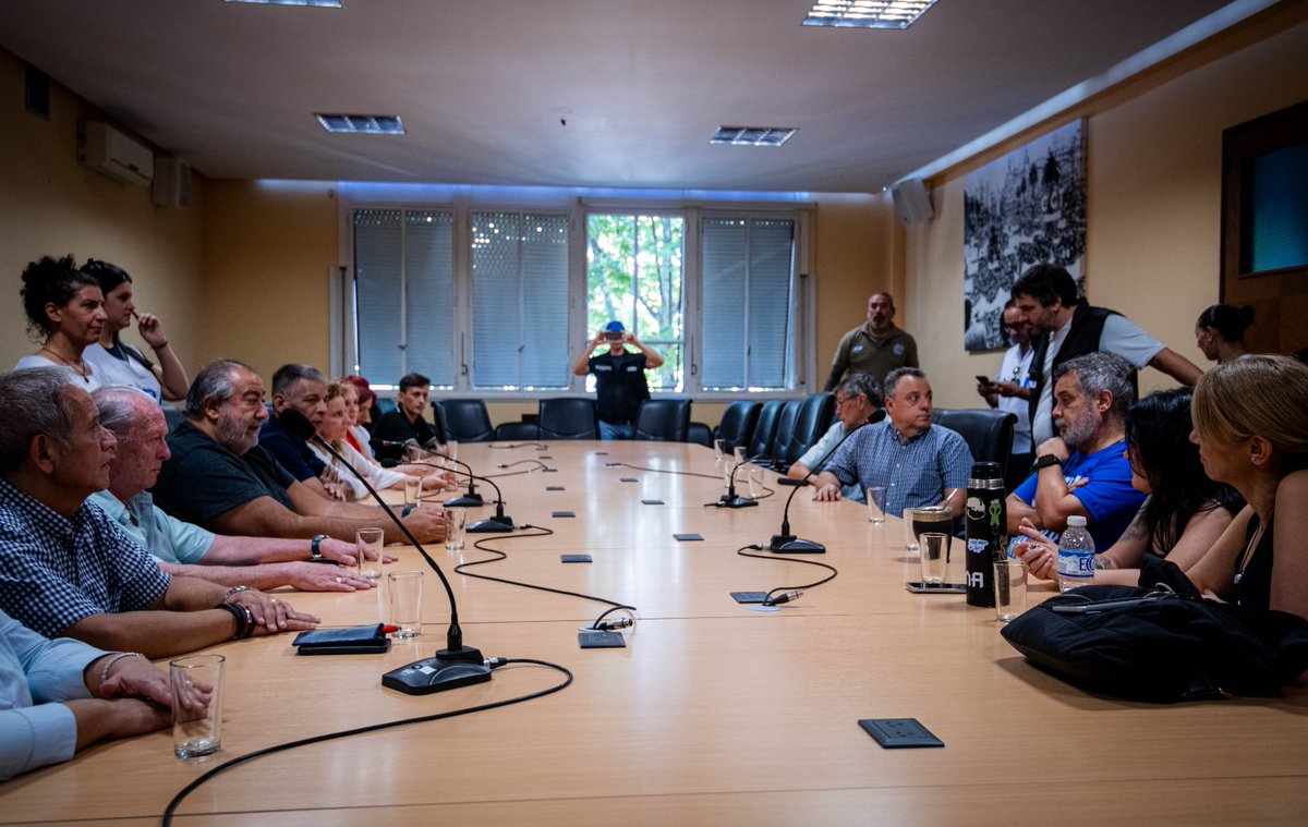 Hoy, en la CGT, nos reunimos con Fabián Grillo, padre de Pablo Grillo, el fotógrafo agredido por las fuerzas de seguridad el pasado 12 de marzo durante la marcha de jubilados. Desde la central, reafirmamos nuestro apoyo total a Pablo y su familia, y les deseamos su pronta