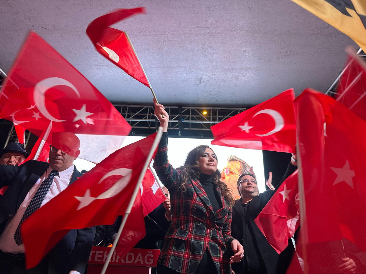 Tekirdağ’da demokrasiye gönül vermiş binlerce hemşerimizle Hasan Ali Yücel Meydanı’nda tek ses olduk.

“Kurtuluş yok tek başına, ya hep beraber ya hiç birimiz”

Adalet, demokrasi, millet iradesi ve aydınlık yarınlar için yılmadan, yorulmadan mücadelemizi büyüteceğiz. 

Bir kez