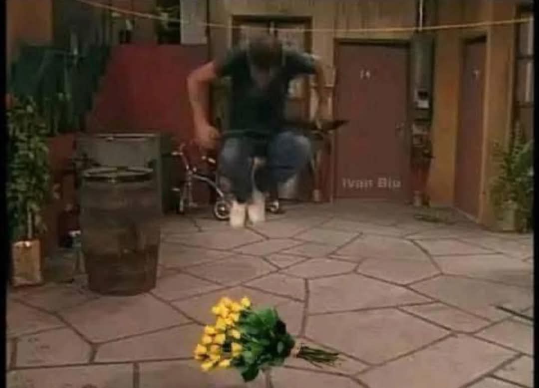And_457_'s tweet photo. #21deMarzo #floresamarillas

*Se me atraviesa alguien con flores amarillas*
Yo bien ardidota porque no me regalaron ni un ramo de epazote: https://t.co/ogFtJ6bof7
