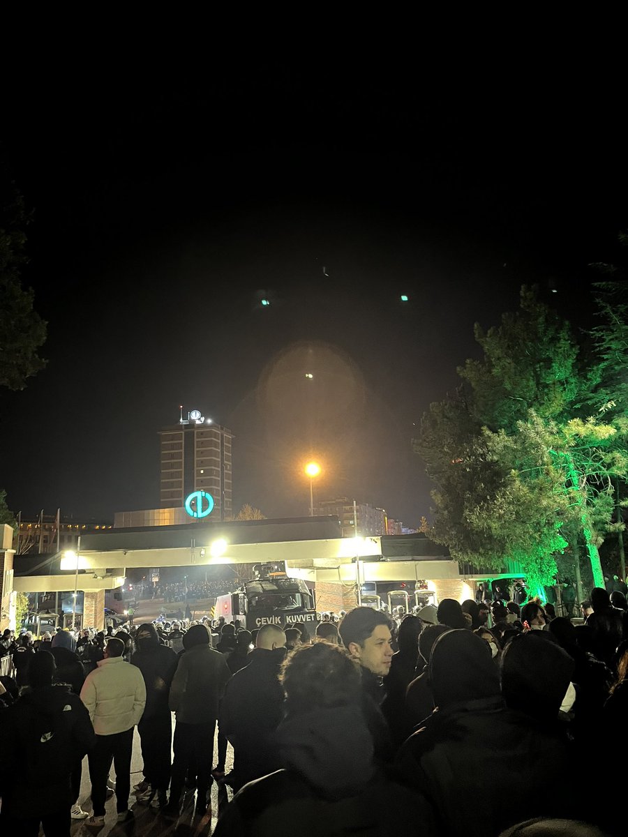 umutterance's tweet photo. eskişehir anadolu üni önlü arkalı toma ve çelikkuvet var okuldan çıkmamıza izin vermiyorlar direniyoruz https://t.co/HqBtIkYl3A