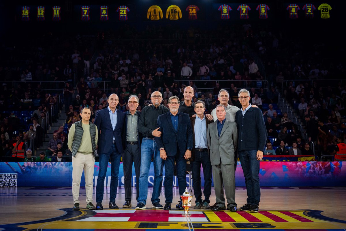 FCBbasket's tweet photo. Homenatge del Palau als campions de la primera 𝐑𝐞𝐜𝐨𝐩𝐚 𝐝'𝐄𝐮𝐫𝐨𝐩𝐚 en el seu 4⃣0⃣ aniversari 🏆

Sou llegenda! 💙❤ https://t.co/sIYR2jKoBr