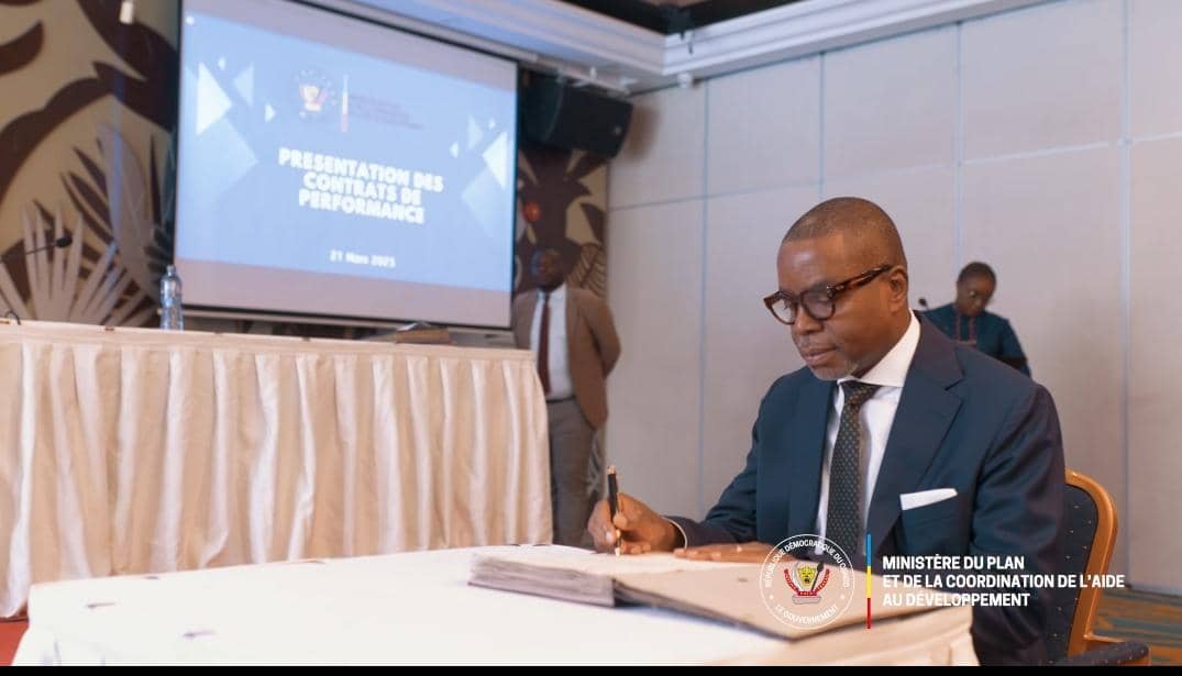 #Kinshasa GOUVERNANCE DES ÉTABLISSEMENTS PUBLICS EN RDC : L’UC-PPP signe le contrat de performance avec sa tutelle <a href="/PlanRdc/">Ministère du Plan et de la C.A.D 🇨🇩</a> pour le renforcement du cadre de #PPP.

Un pas décisif vers la gestion axée sur les performances et les résultats.