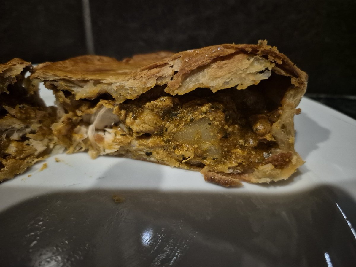 thelifeofpies's tweet photo. Parkers Chicken Balti pie, £2.90. Had one of these last year and I don't remember there being so much potato in but it also feels like the spice game has been raised as there's a cracking kick to it. Great pie, great flavour, great price 👌 #pie #chickenpie #chickenbaltipie https://t.co/Wu2SvSci0B