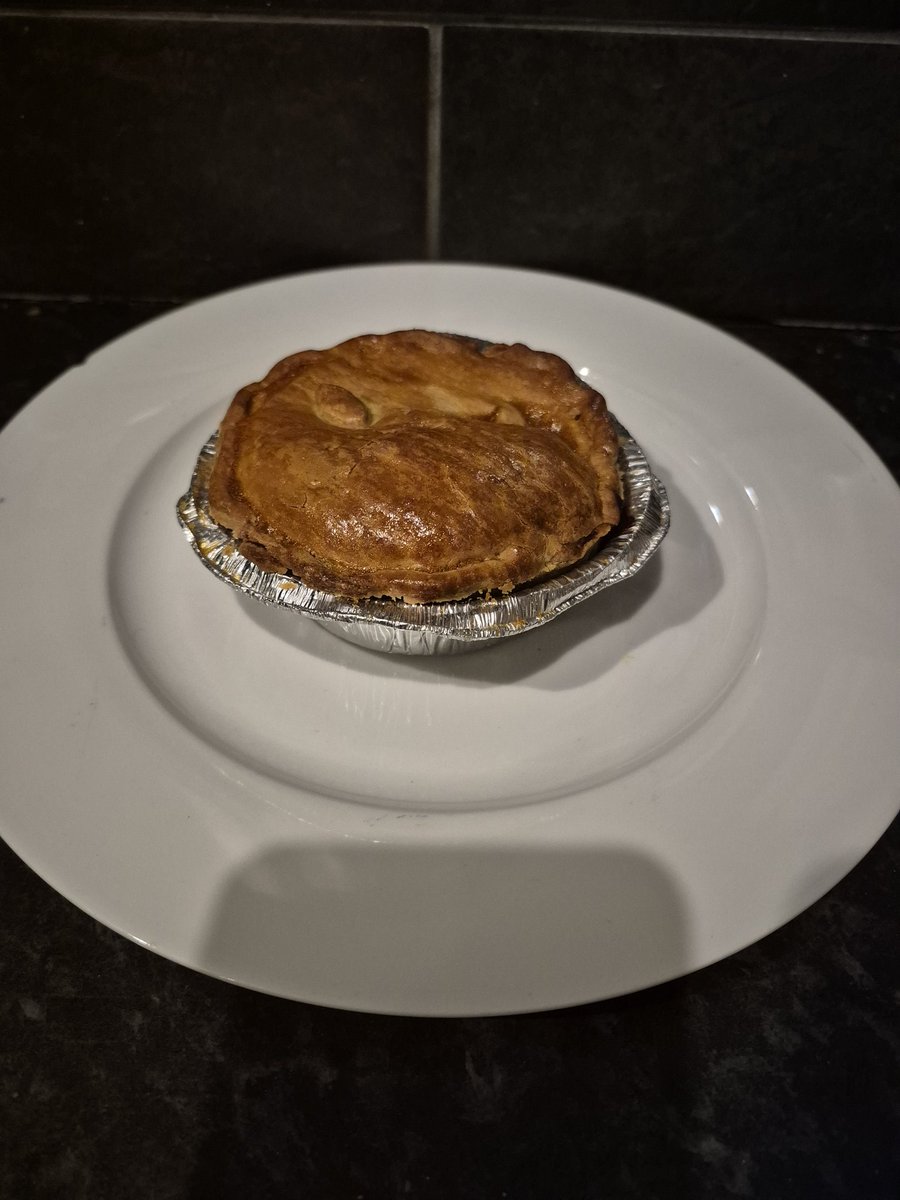 thelifeofpies's tweet photo. Parkers Chicken Balti pie, £2.90. Had one of these last year and I don't remember there being so much potato in but it also feels like the spice game has been raised as there's a cracking kick to it. Great pie, great flavour, great price 👌 #pie #chickenpie #chickenbaltipie https://t.co/Wu2SvSci0B