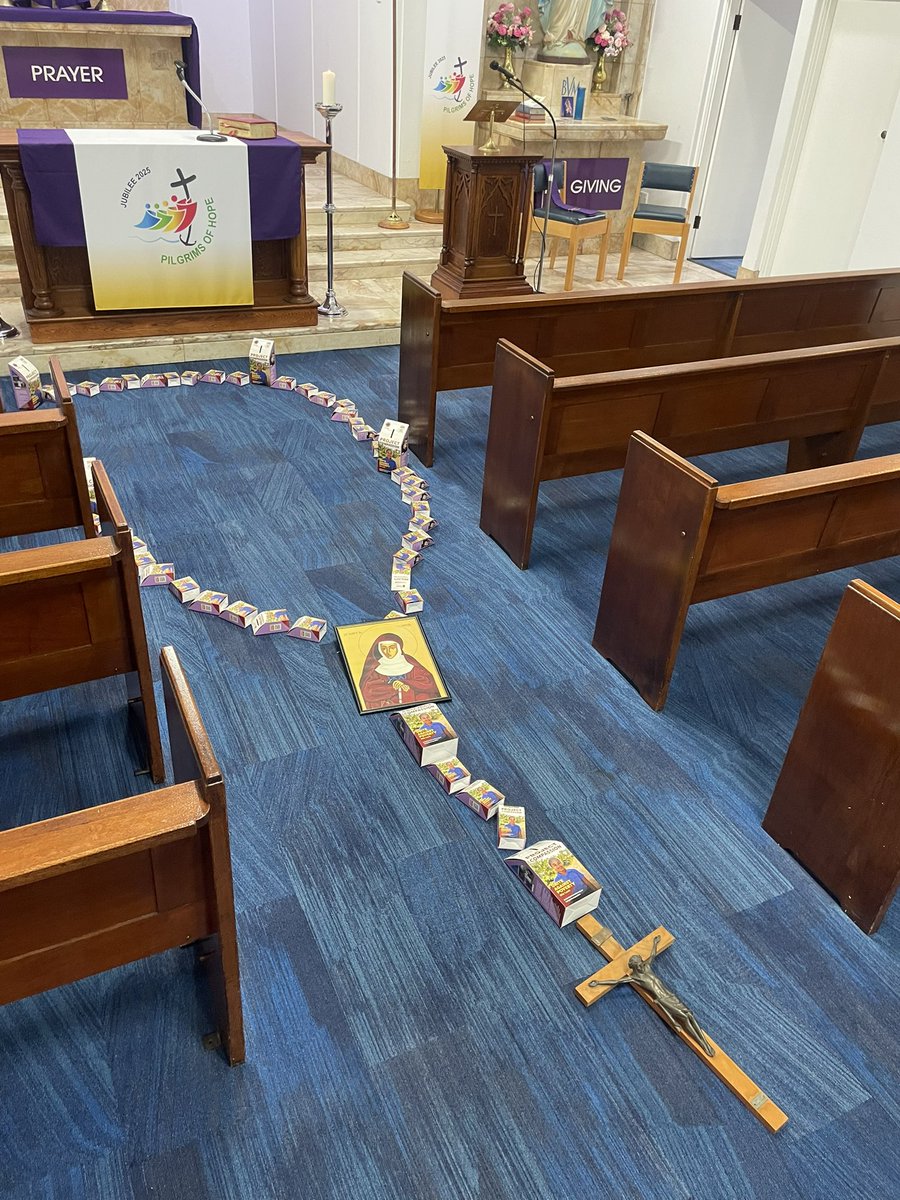 DValencic's tweet photo. Friday #Rosary in the chapel @cbhslewo had a stunning centrepiece this week with a living rosary made from the @CaritasAust #ProjectCompassion boxes returned from each Homeroom, most brimming with donations 

Small Change = Real Change https://t.co/AgtmwxE6mL