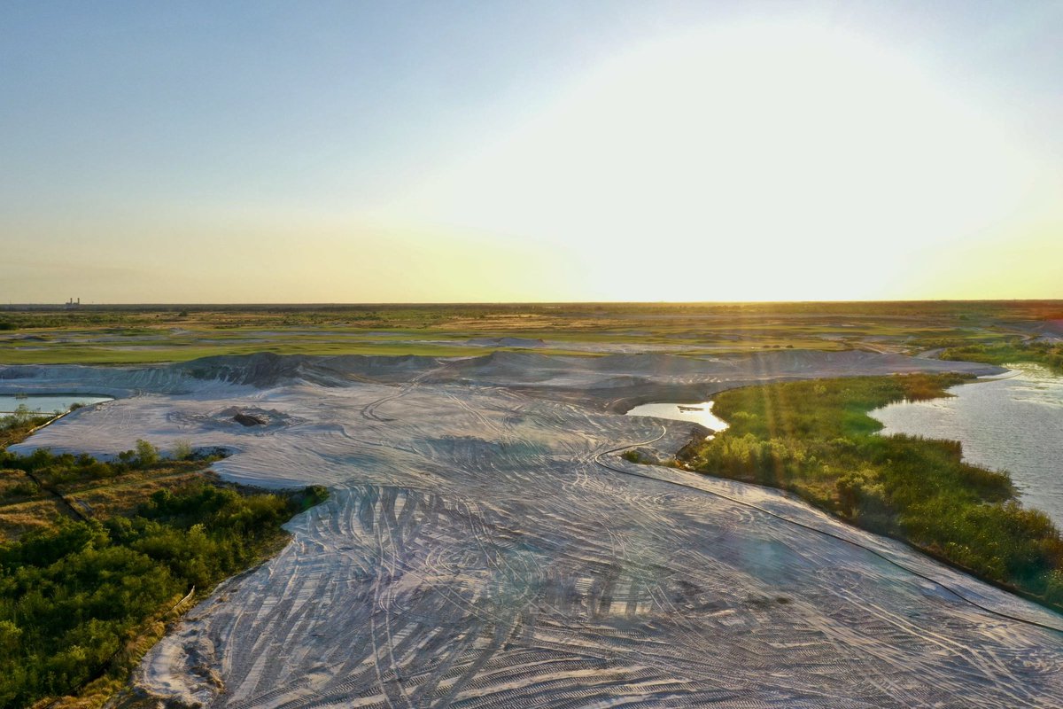 streamsong's tweet photo. The earth is moving, and the vision is coming to life. The first two holes of Streamsongβs fifth course are taking shape, a new chapter in golf is underway.
@DavidMcLayKidd #Streamsong #FifthCourse #GolfInTheMaking #CourseBuild https://t.co/ri1zGapuBA