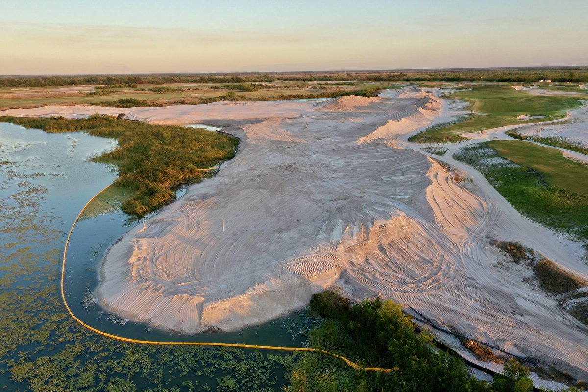 streamsong's tweet photo. The earth is moving, and the vision is coming to life. The first two holes of Streamsongβs fifth course are taking shape, a new chapter in golf is underway.
@DavidMcLayKidd #Streamsong #FifthCourse #GolfInTheMaking #CourseBuild https://t.co/ri1zGapuBA