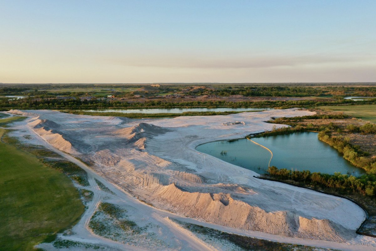 streamsong's tweet photo. The earth is moving, and the vision is coming to life. The first two holes of Streamsongβs fifth course are taking shape, a new chapter in golf is underway.
@DavidMcLayKidd #Streamsong #FifthCourse #GolfInTheMaking #CourseBuild https://t.co/ri1zGapuBA