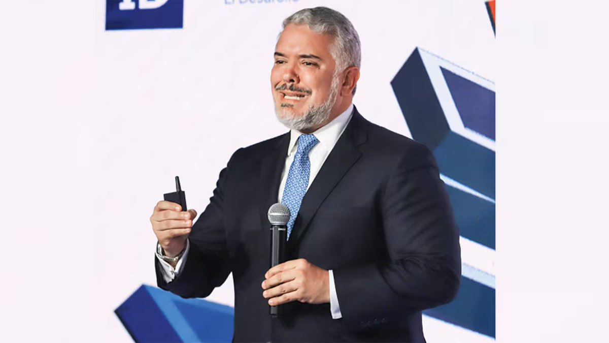 PluralidadZ's tweet photo. Iván Duque sería el responsable de la crisis de medicamentos, en 2022 firmó un documentos que encadenó a las empresas proveedoras de medicamentos para su distribución oficial. https://t.co/S8Ypis8iht https://t.co/PrIsZo6CSK