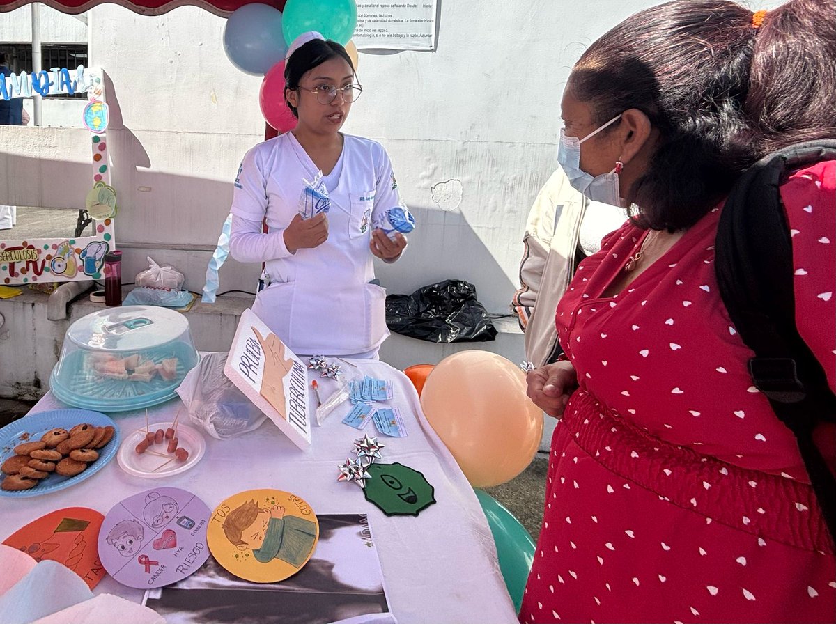 IESSPichincha's tweet photo. #IESSteInforma | En conmemoración al Día Mundial de la Tuberculosis, el Hospital del Día Chimbacalle 🏥realizó una casa abierta informativa con el fin de  captar pacientes sintomáticos e informarles sobre la detección, cuidados y tratamiento. 🫁💊💉🩺 https://t.co/VV988etJ11