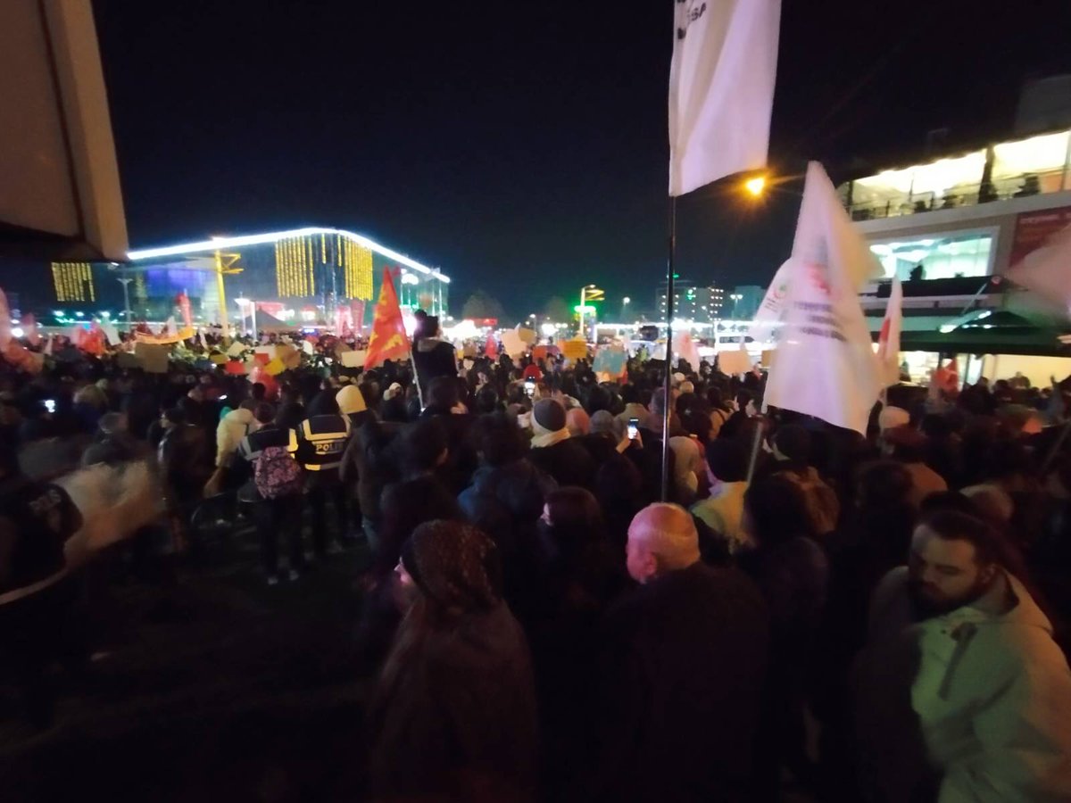 ilericigenclik's tweet photo. Erdoğan rejiminin darbe girişimine karşı İstanbul, Ankara, Bursa, Kocaeli ve İzmir’deyiz. Türkiye’nin dört bir yanındayız!
Bizi hiçe sayanlar, irademizi yok sayanlar bilsin ki, bundan sonra her şey biziz!
#sarachanedeyiz #imamoğlu https://t.co/grA9UqGYn8