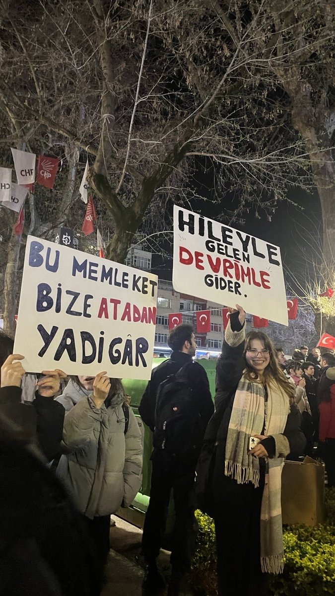 ilericigenclik's tweet photo. Erdoğan rejiminin darbe girişimine karşı İstanbul, Ankara, Bursa, Kocaeli ve İzmir’deyiz. Türkiye’nin dört bir yanındayız!
Bizi hiçe sayanlar, irademizi yok sayanlar bilsin ki, bundan sonra her şey biziz!
#sarachanedeyiz #imamoğlu https://t.co/grA9UqGYn8