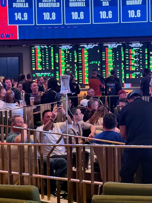 Watch Las Vegas Locally 🌴's leaked NSFW photo on TwXstars