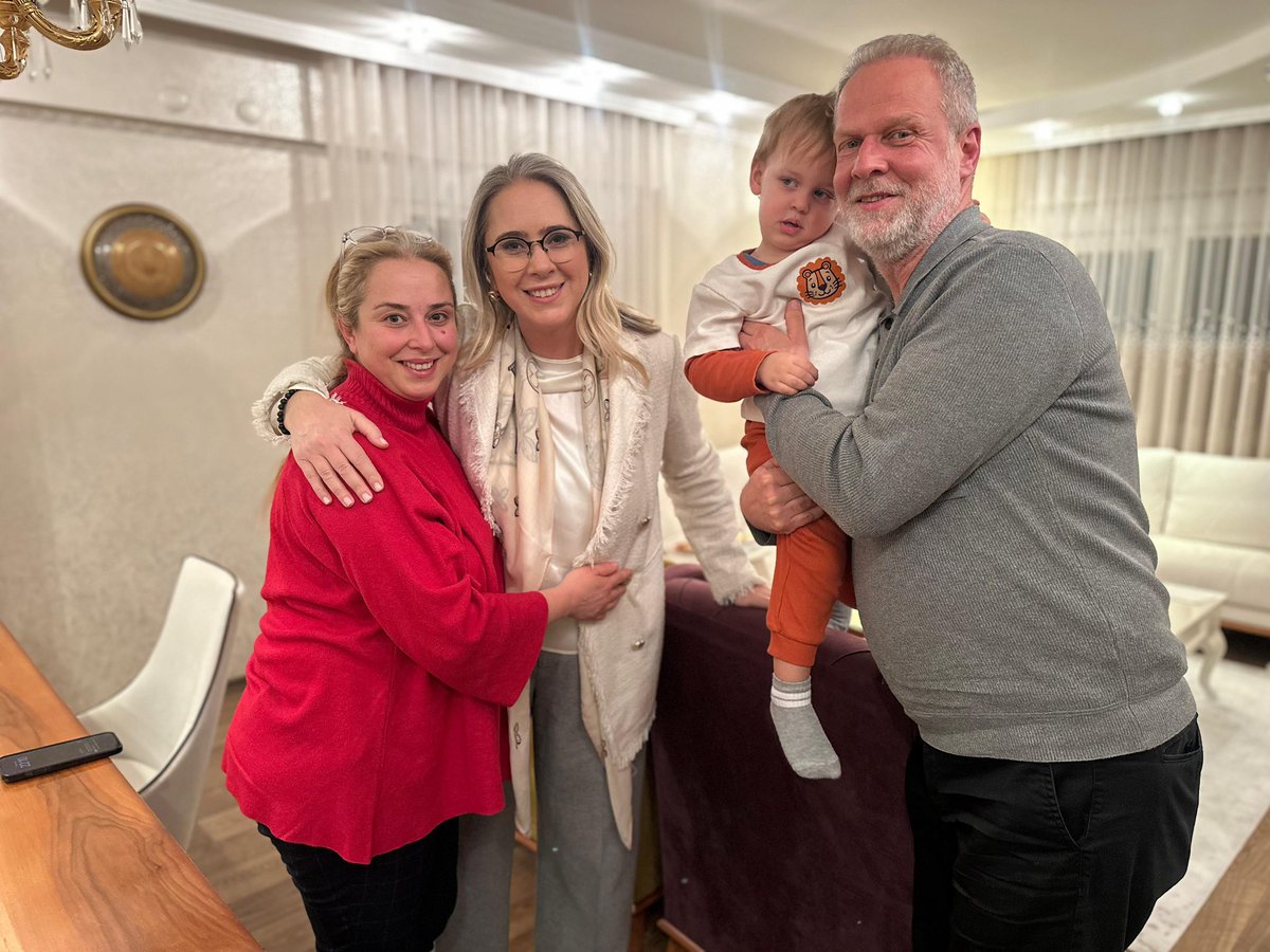 Önceki dönemde AK Parti İzmir İl Yönetiminde yer alan dava arkadaşlarımız Elif Özüm ve Ayşe Cankurtaran’a misafir oldum.

Nazik ev sahiplikleri için kendilerine teşekkür ediyorum. Birlik ve beraberliğimiz her daim sürecek…☺️