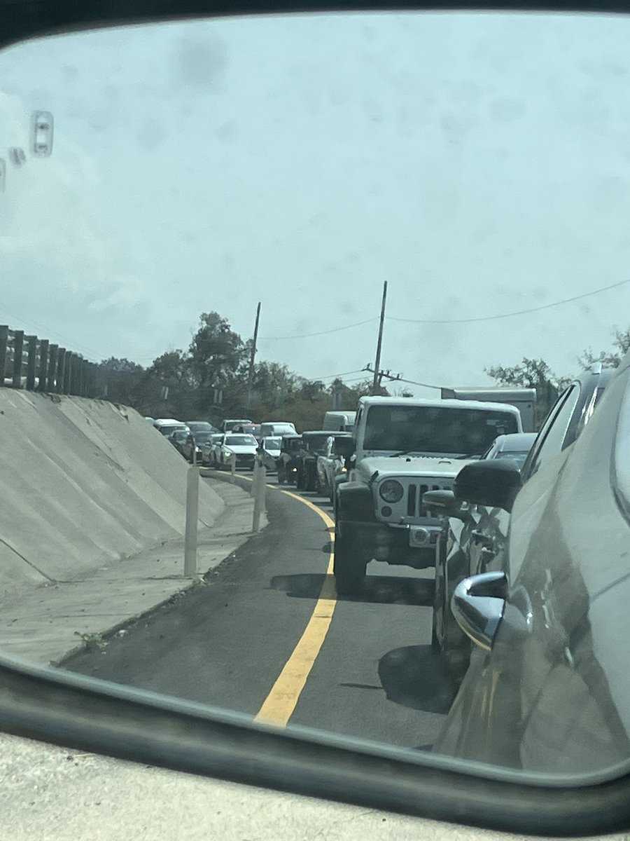 Atorados en el trafico #Cuernava. #Tepoztlán una fila larguísima. Que “están trabajando” nos dijo un vendedor ambulante.