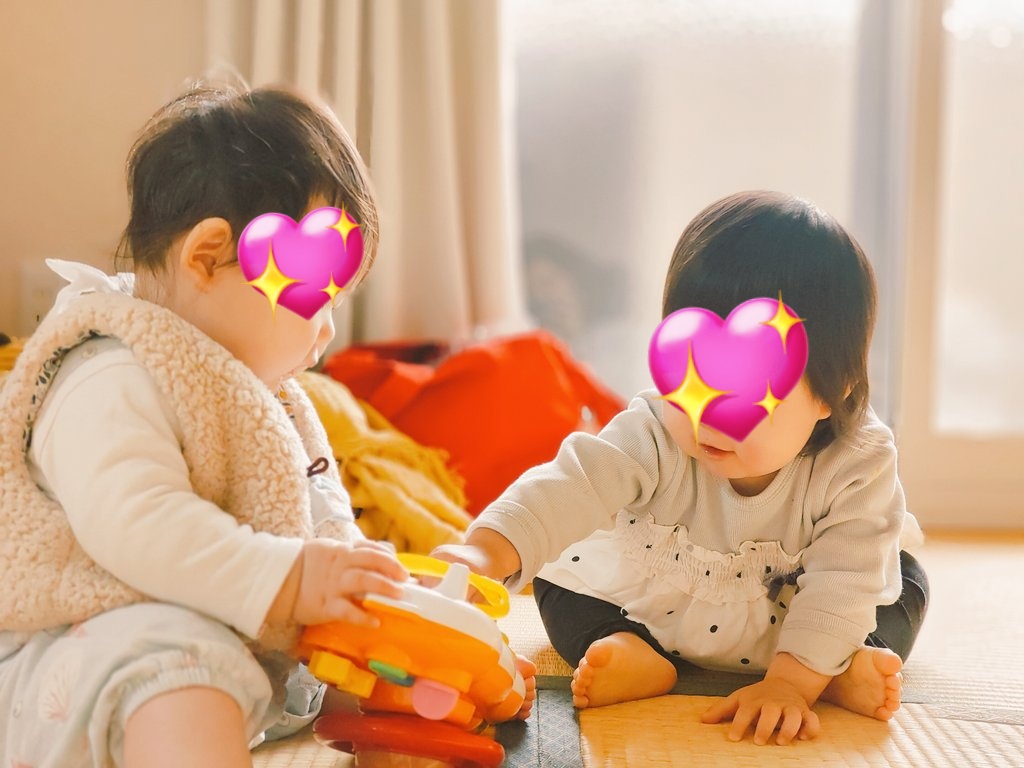ryoco_baby's tweet photo. 下の子と姪っ子
０歳児クラスさんほっこり〜☺️ https://t.co/NuxQOkWnt4