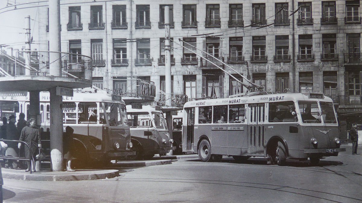 Memoire2cite's tweet photo. Découvrez et achetez Un désir nommé "TRAMWAY". Les transports urbains de Saint-Etienne et de sa région (1881-1993). - [FOREZ] - RAHON (Jean-Paul). #Mémoire2cité #Bus #Vintage #autobus #Mémoire2ville #stas #CFVE #saintetienne #stetienne #sainté #tram #tramway #trolleybus #trolley https://t.co/6aQQF0fX8b