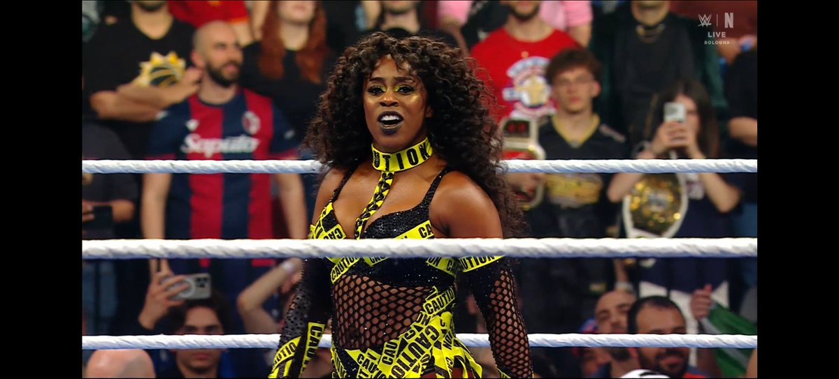 WrestleFeatures's tweet photo. Heel Naomi 🔥🔥🔥🔥 https://t.co/GEQ4NkEOwZ