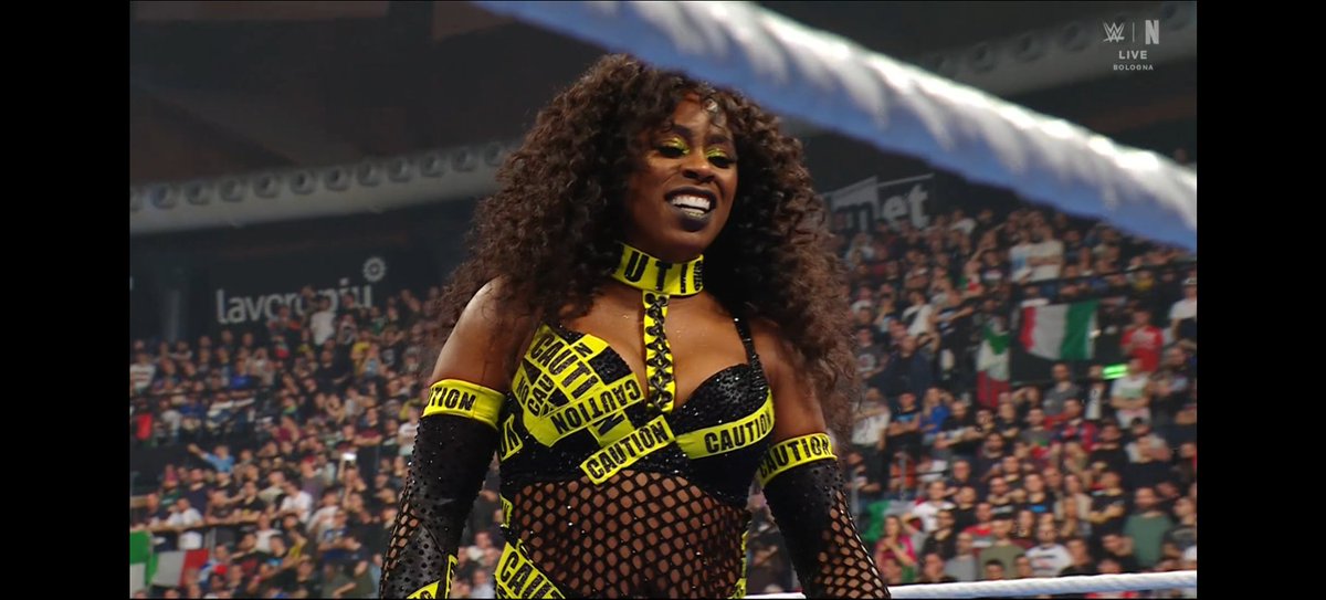 WrestleFeatures's tweet photo. Heel Naomi 🔥🔥🔥🔥 https://t.co/GEQ4NkEOwZ