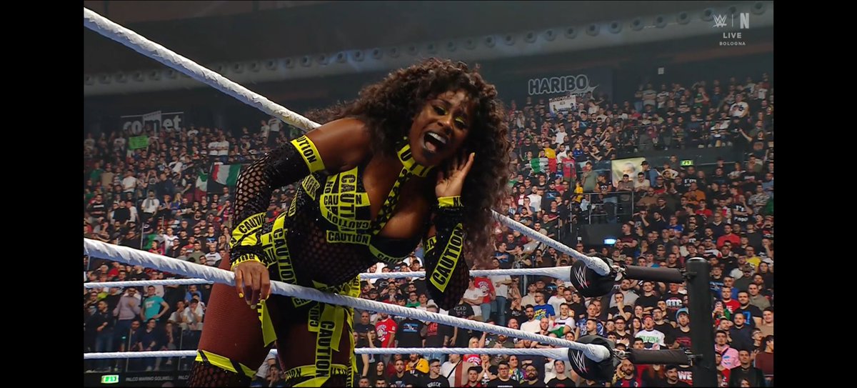 WrestleFeatures's tweet photo. Heel Naomi 🔥🔥🔥🔥 https://t.co/GEQ4NkEOwZ