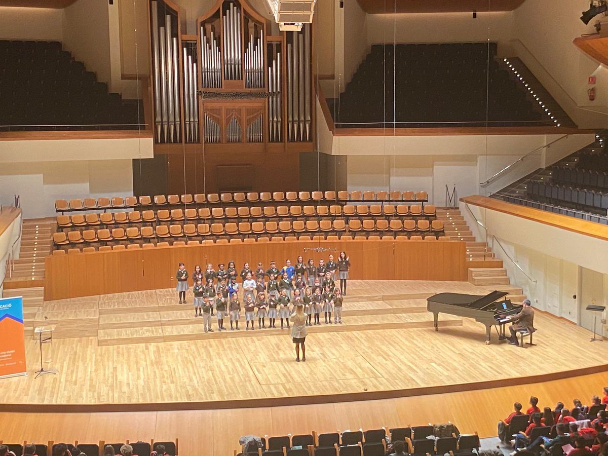 C_E_Marni's tweet photo. nuestro coro de infantil y primaria capitaneado por nuestra seño Alba y acompañada al piano por nuestro profe @elmusicjr han participado en el encuentro de coros organizado por nuestro @AjuntamentVLC y la delegación de #educaciovlc un éxito de acto  #coro #cantarmola #educación https://t.co/oFOWczictF