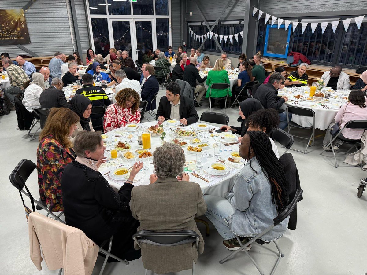Stichting Waterval organiseerde vanavond een bijzondere iftar met mensen met verschillende achtergronden uit heel #almere. Mooie gesprekken aan tafel, over de overeenkomsten tussen ons, ook daar waar de achtergronden verschillende zijn. Dank voor deze fijne avond!