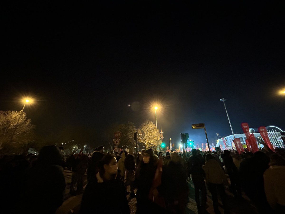 Sol tarafta gencecik öğrenciler biber gazı yerken, birbirlerinin yüzünü gözünü silerken sağ taraftaki “yetişkinler” huzurlu bir şekilde her şey çok güzel olacak sloganları atıyordu. Muhalefet ile de görüşecek hesabımız var