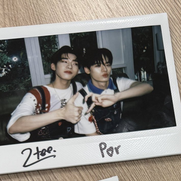 อีกคนหน้าดื้อ                         อีกคนหน้าหล่อ