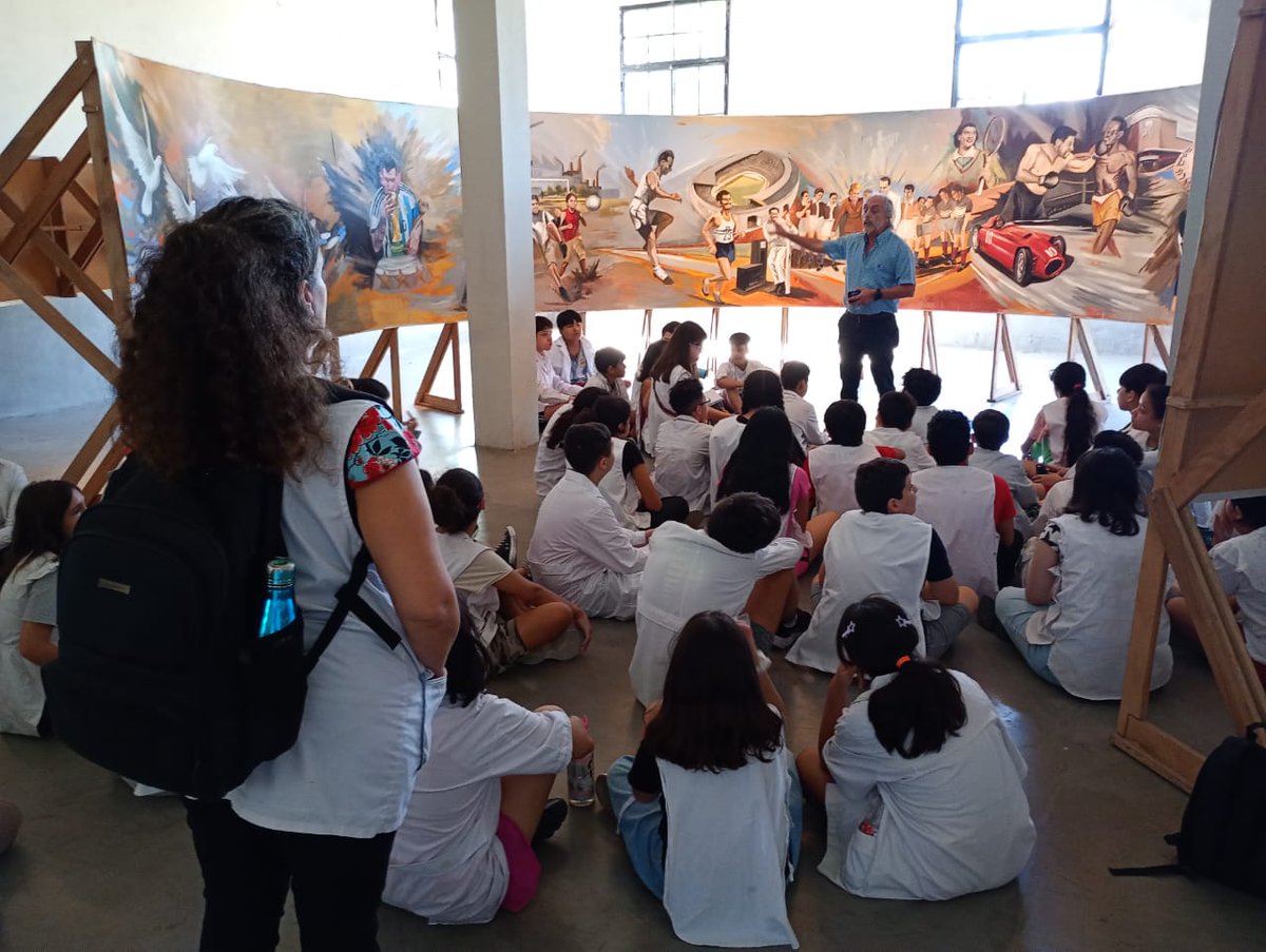 DeporteDDHH's tweet photo. Hoy visitaron nos visitaron alumnos de la Escuela Fransisco Vitoria y de la Escuela Herrera.
En estos tiempos de negacionismo y crueldad es muy importante el trabajo de los docentes por transmitir lo que realizo la mayoría de nuestro pueblo por Memoria, Verdad y Justicia. https://t.co/dGb8ovUdyN