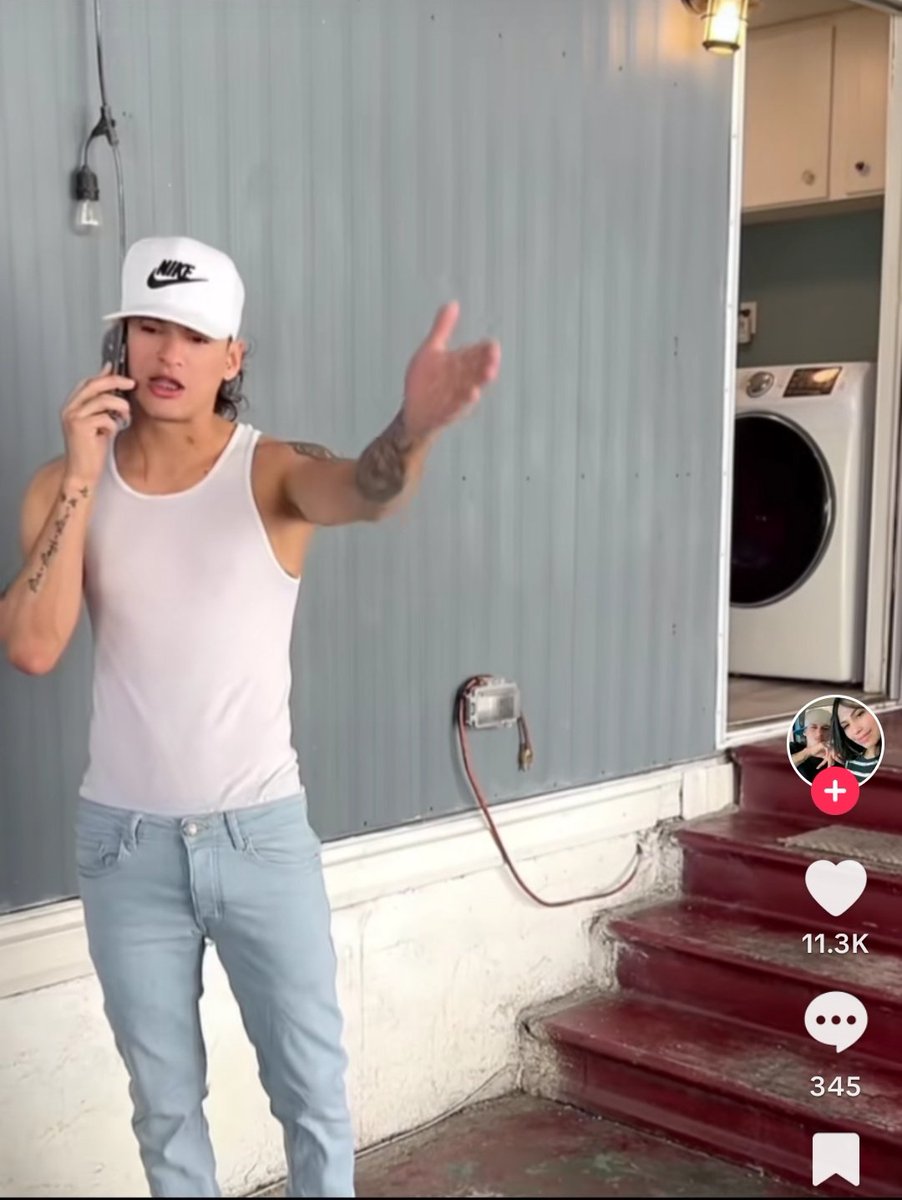 El público dice que el de abajo a la derecha está en Lutz, Florida en una de las tantas comunidades de "Mobile Home" que hay, posiblemente Livingston o Sunrise, la casa gris con la Mercury Mountaineer negra estacionada afuera.