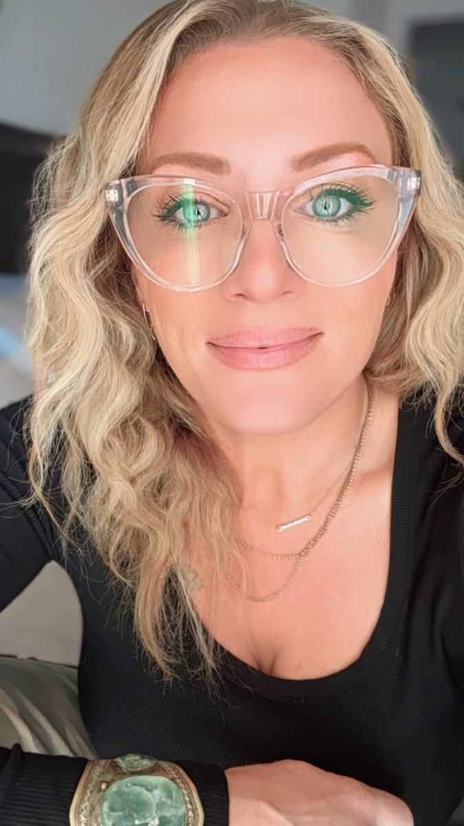 Emily ™ tweet media