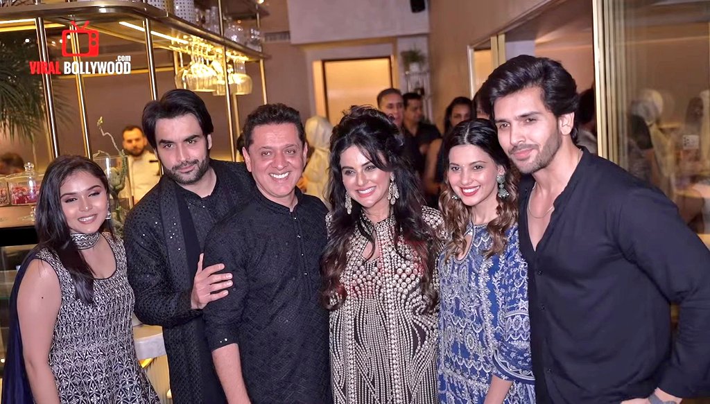 Vivian Dsena spotted at iftar party hosted by Sara and Arfeen. ✨✨

He's looking dashing in black kurta 😎❤️

#VivianDsena #VDians