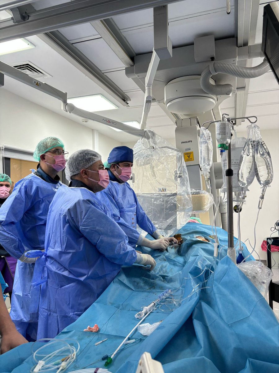 YalinKivanc's tweet photo. Üniversitemizde ilk kablosuz kalp pili implantasyonu başarıyla gerçekleştirildi! Bu önemli süreçte destekleri için Prof. Dr. Ahmet Kaya Bilge ve Prof. Dr. Fethi Kılıçaslan’a teşekkür ederiz.
@iu_cerrahpasa @cerrahpasatipf https://t.co/HxzV0k797f