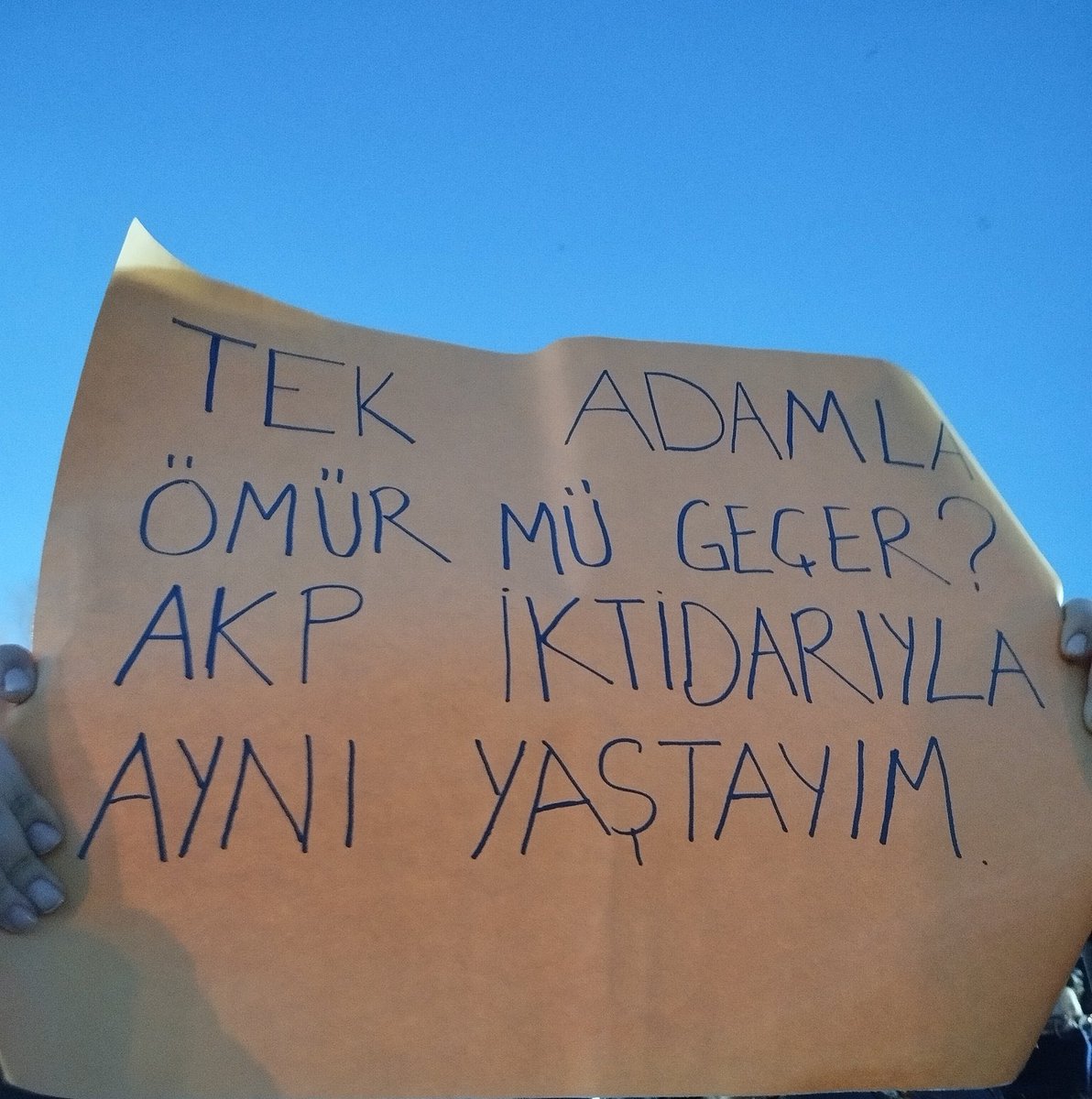 solcugazeteX's tweet photo. Saraçhane'de toplanan gençler:

"Tek adamla ömür mü geçer Gülben? AKP iktidarıyla aynı yaştayım." https://t.co/j25NxRASWd
