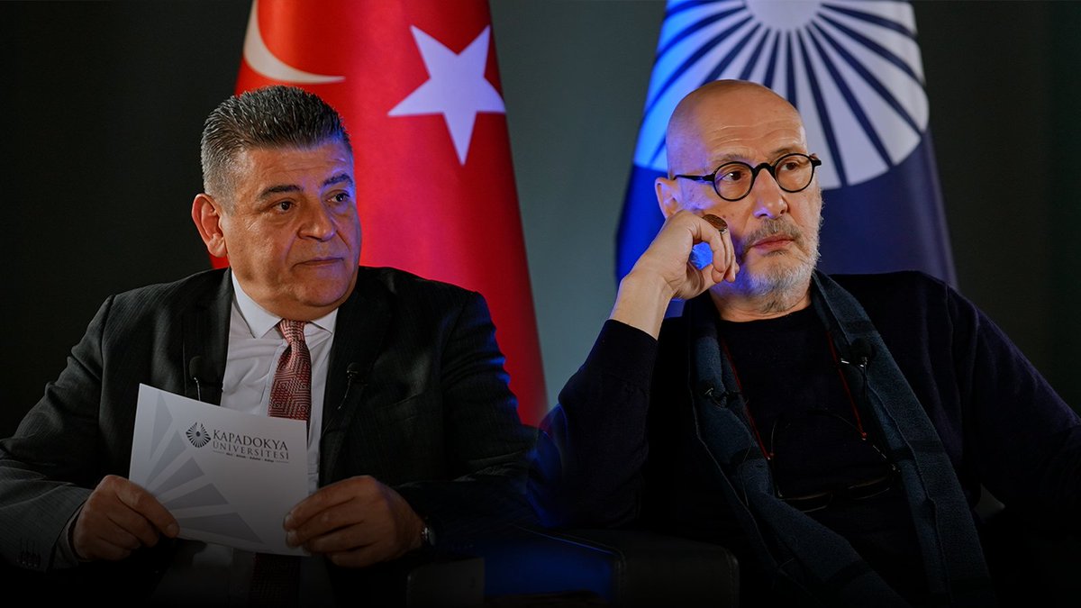 Çarpıcı olan şey şu ki Alev Alatlı, "ethos"un içindeki birtakım kavramları bugün çok aşırı sahiplendiğimiz ama ne olduğunu da bilemediğimiz benzer kavramlarla tartıştırdı…Bizim annelerimiz kilimleri eskicilere verdiler makine halıları aldılar… O, eski kilimlere geri döndü.