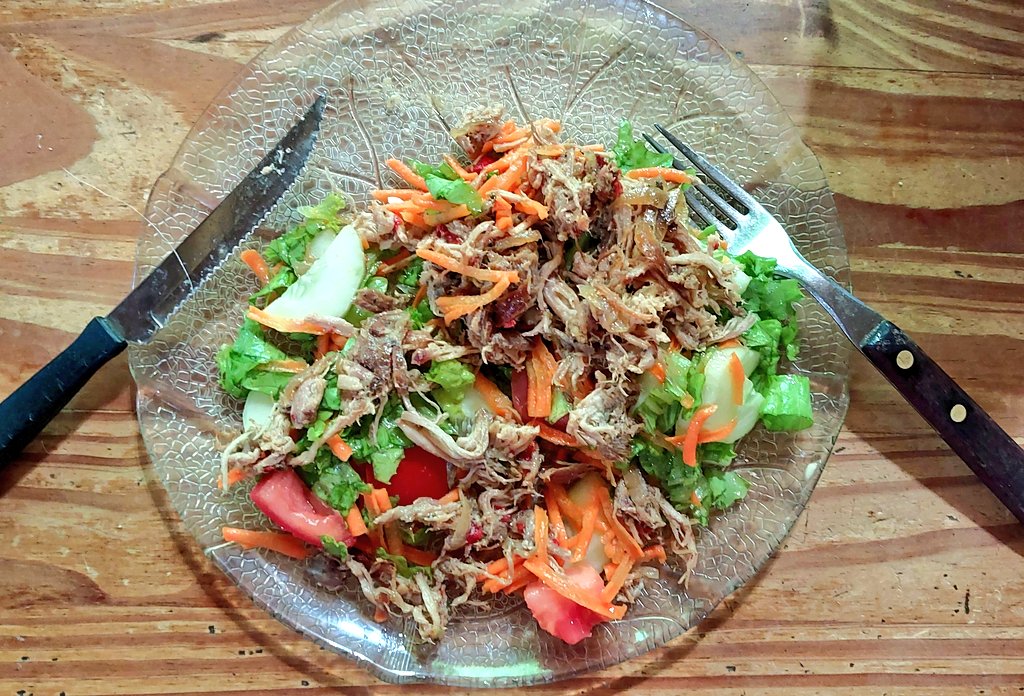 giselamarchese's tweet photo. Carne desmechada con ensalada #nuestratarde RIQUISIMO!!! Y super sano!! https://t.co/G3QlseeELe