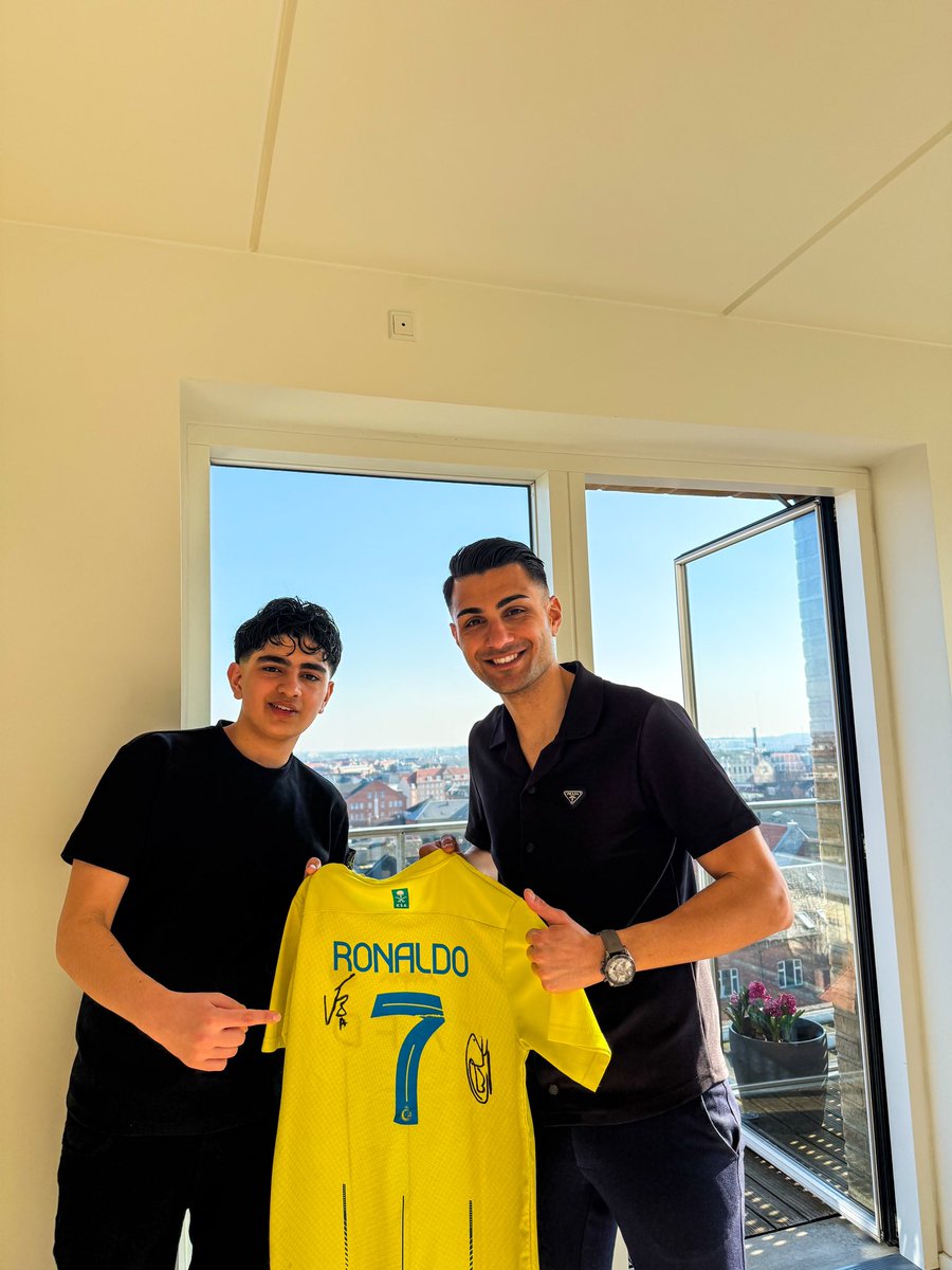 Thanks for the precious gift! ❤️💪🏽⚽️😎🙌🏽 <a href="/selecaoportugal/">Portugal</a> @cristiano <a href="/vitinha/">Vítor Ferreira</a> #RobertoMartinez