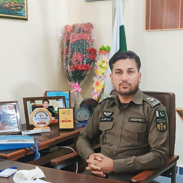 1122Lower's tweet photo. نوتعینات ڈسٹرکٹ ایمرجنسی آفیسر  ساجدعلی یوسفزئی نے ریسکیو 1122 ہیڈ کوارٹر   لوئر چترال میں اپنے عہدے کا چارج سنبھال لیا,ریسکیو1122 ہیڈآفس پہنچنے پر سٹیشن ہاؤس انچارج عرفان اللہ نے ریسکیو جوانوں ہمراہ ڈسٹرکٹ ایمرجنسی آفیسر  کا شاندار استقبال کیا https://t.co/lWr8h31Hxc