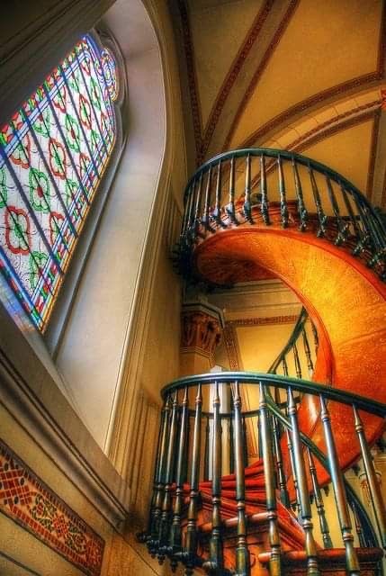 CatholicFQ's tweet image. In the American Southwest, a helix-shaped wonder—the Miraculous Stair—stirs mystery. Over 100 yrs ago, Santa Fe’s Loretto Chapel stood finished, but with no staircase. 

Nuns begged St. Joseph for help—a choir loft, 22 ft up, stranded. What happened next is unexplainable.🧵