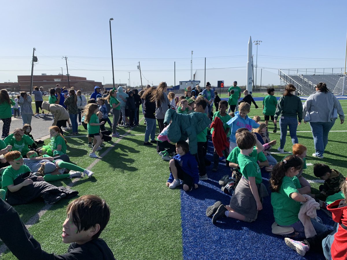DebraMatus's tweet photo. We had a fun time at our district house celebration this morning. The wind and the cold didn’t stop us!! #RobinsonISD @ElemRob https://t.co/zHIaLmnbLk