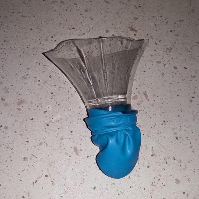 Hacerte esto con el cuello de una botella y un globo.