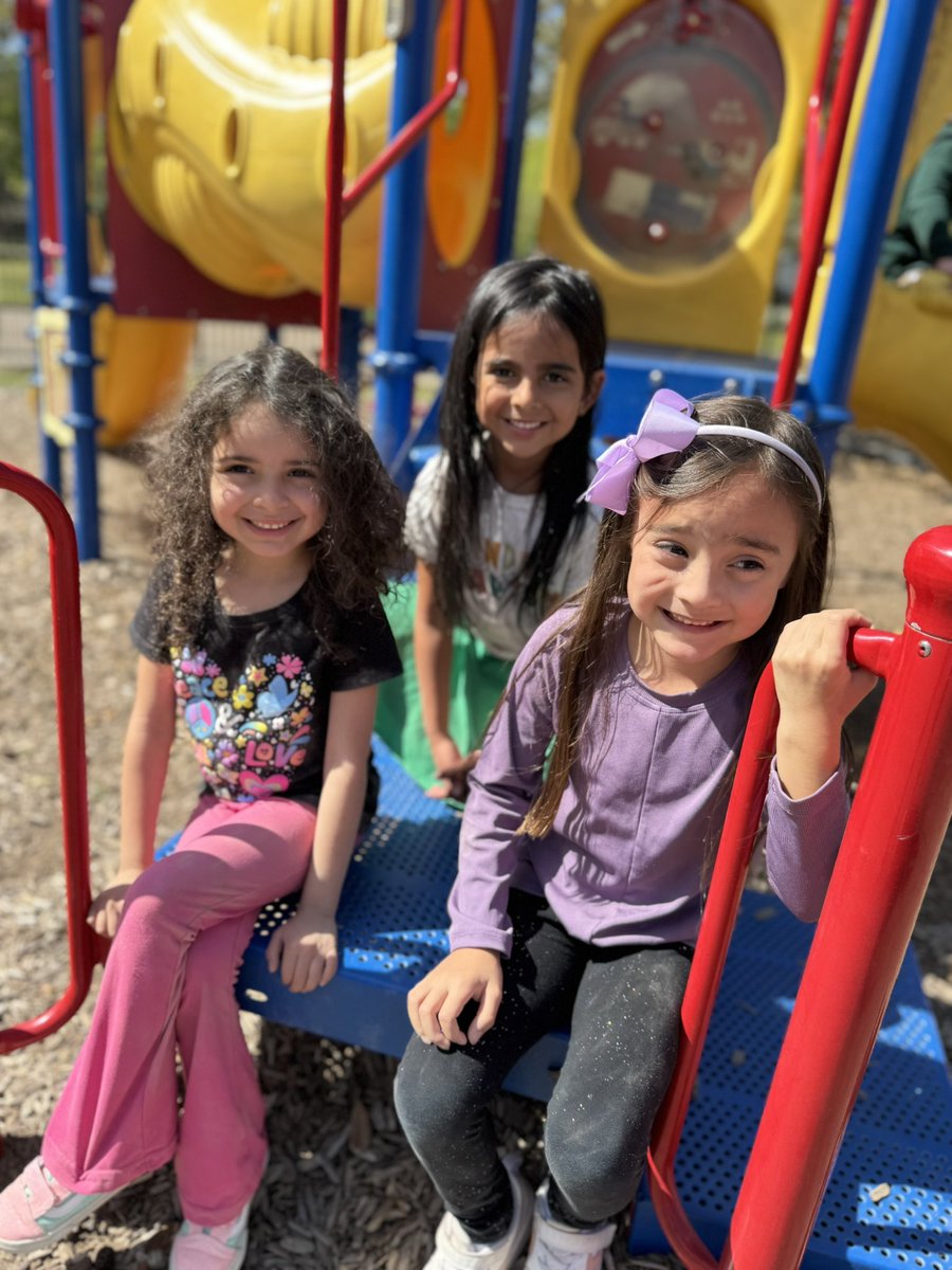 Kicking off Spring 🌺 with beautiful weather and recess FUN with friends! Happy Friday Bears! 🐻 <a href="/HumbleISD_BBE/">Bear Branch Elem</a>