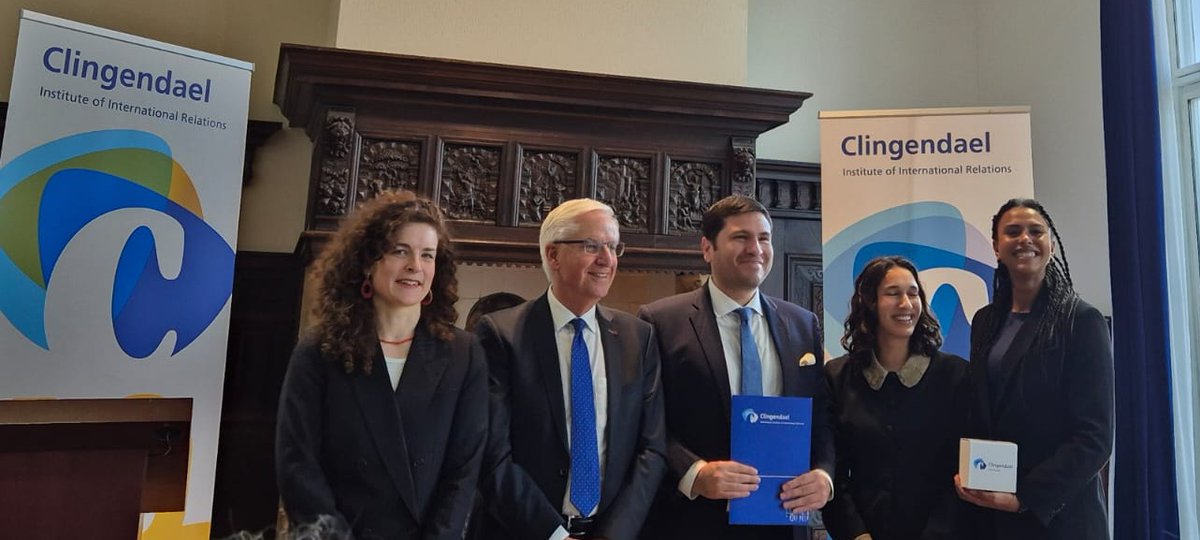 Amb. <a href="/AtpTeran/">Andres Teran Parral</a> took part in the closing ceremony of the training course for young South American diplomats at <a href="/Clingendaelorg/">Clingendael Institute</a> 🌎
Two Ecuadorian diplomats, <a href="/andresgomezecu/">Andres Gomez</a> and Felipe Balladares, benefited from this remarkable academic cooperation🇪🇨🇳🇱
<a href="/CancilleriaEc/">Cancillería del Ecuador 🇪🇨</a>
<a href="/gabisommerfeld/">Gabriela Sommerfeld</a>