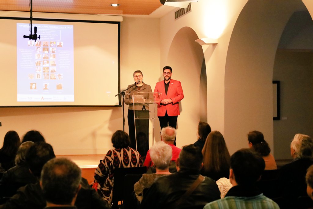AytoAlcalaH's tweet photo. CULTURA |
📖 Los concejales de Cultura, @SantiagoAlonso_, y de Educación, Lola López, han participado esta tarde en la inauguración del Festival Internacional Horizontes Poéticos, que ha tenido lugar en el Antiguo Hospital de Santa María La Rica.

El acto, organizado por la poeta y traductora Elisabeta Boțan con el apoyo de la concejalía de Cultura, también ha contado con la presencia de Laviniu Enii, ministro consejero de la Embajada de Rumania en el Reino de España.